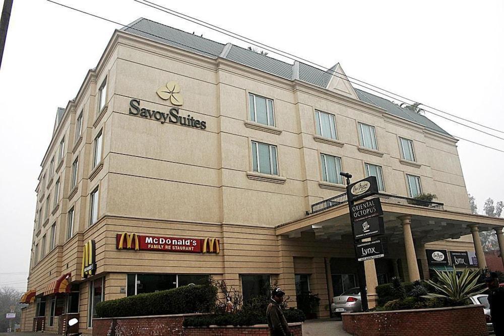 Savoy Suites Нойда Экстерьер фото