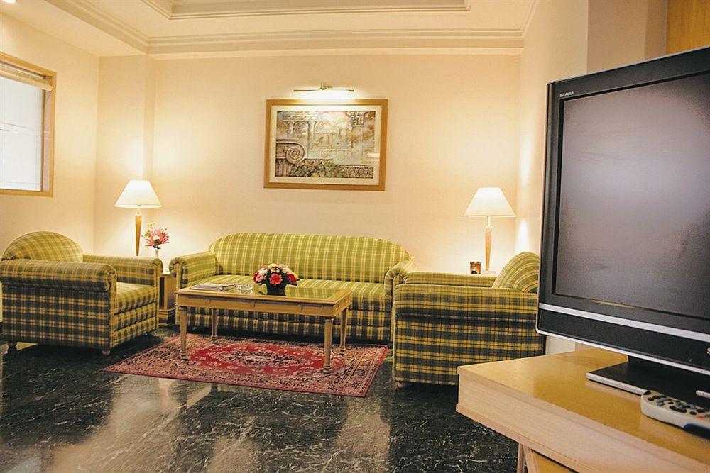 Savoy Suites Нойда Экстерьер фото
