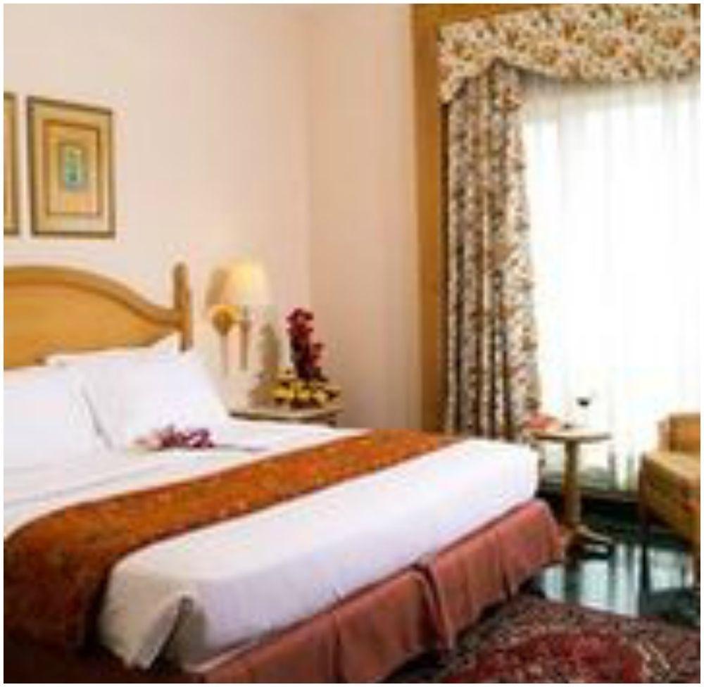 Savoy Suites Нойда Экстерьер фото