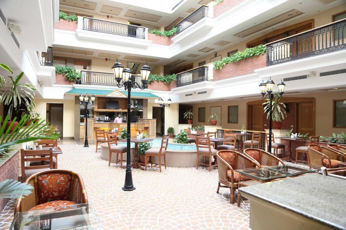 Savoy Suites Нойда Экстерьер фото