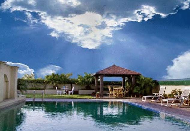 Savoy Suites Нойда Экстерьер фото